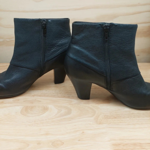 Clarks size 9 ankle zip block heel boots booties black leather - Picture 4 of 14